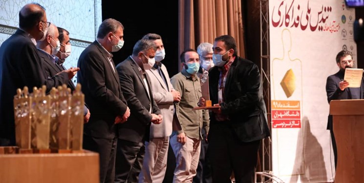 تندیس ملی فداکاری به گروه جهادی راه سرخ داراب رسید