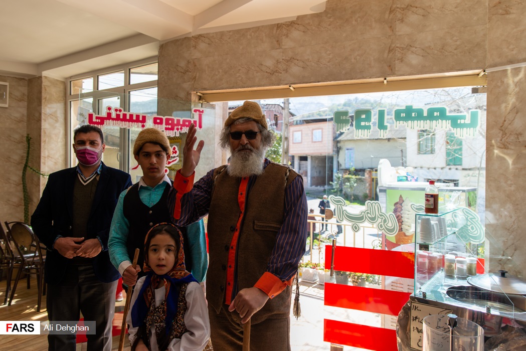 ذکر دعا توسط نوروزخوان برای صاحب مغازه