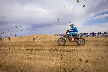 رقابت موتورسواران در مسابقات موتورکراس انتخابی قهرمانی کشور در سرخه