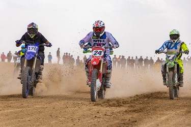 رقابت موتورسواران در مسابقات موتورکراس انتخابی قهرمانی کشور در سرخه
