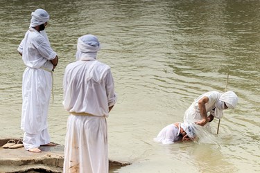 کی از بارزترین و مهمترین آیین دین صابئین مندایی، غسل تعمید است و به وسیله این غسل است که یک مندایی جزء
منداییان به حساب می آید.