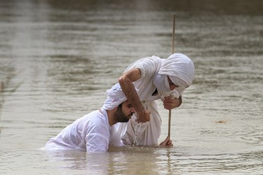 در حین تعمید، روحانی تعمید کننده باید عصایی از درخت زیتون در دست داشته باشد
