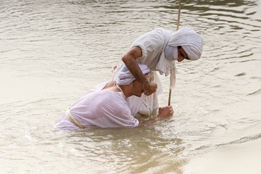  منداییان بر این باورند که پیش از رواج تعمید در میان فرزندان آدم ، فرشتگان برای تقرب به خداوند در آب جاری تعمید میکردند