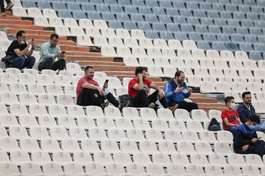 حضور تعدادی تماشاگر در دیدار تیم‌های فوتبال پرسپولیس تهران و نفت‌ مسجدسلیمان