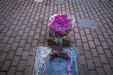 مردم در آخرین پنجشنبه سال به مزار درگذشتگان‌شان گل تقدیم می‌کنند