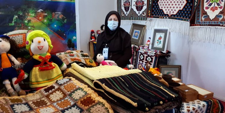 آموختن هنر فرش‌بافی با تار و پودر عشق مادرانه/گره‌هایی که گره مشکلات را باز می‌کند