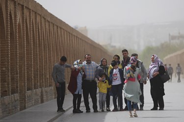 حضور پرشمار گردشگران در 33 پل اصفهان بدون رعایت پروتکل‌های بهداشتی