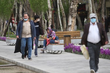 حضور گردشگران بدون رعایت پروتکل‌های بهداشتی در چهارباغ عباسی