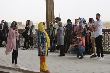 حضور گردشگران در عالی‌قاپو اصفهان در سایه عدم رعایت نکات بهداشتی 