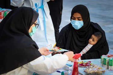 معاینه کودکان بیمار مراجعه کننده به اردوی پزشکی