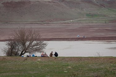 ایجاد کمپ توسط مسافرین نوروزی در کنار دریاچه سد«طالقان»