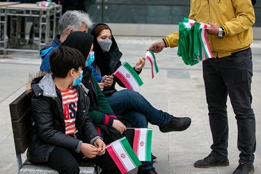 توزیع پرچم ایران در آیین بزرگداشت روز جمهوری اسلامی ایران با عنوان «جشن ملی پرچم» 