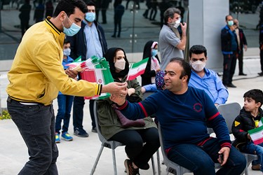 توزیع پرچم ایران در آیین بزرگداشت روز جمهوری اسلامی ایران با عنوان «جشن ملی پرچم» 