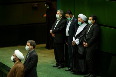 نمایندگان مجلس شورای اسلامی به احترام قرائت قرآن کریم در  اولین جلسه علنی مجلس  سال 1400  در صحن مجلس  ایستاده اند .