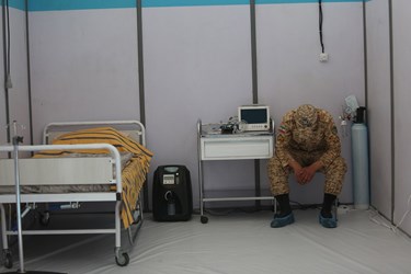 فعالیت بی‌وقفه افسران و سربازان و خستگی آن‌ها پس از اتمام احداث عملیات بیمارستان