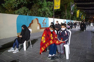 مردم در شب بیست و یکم مرکز شهر را برای مراسم دعا و اقامه عزا انتخاب کردند