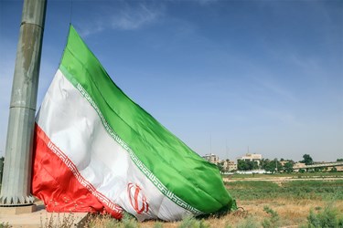 آماده کردن پرچم فلسطین در کنار پرچم ایران