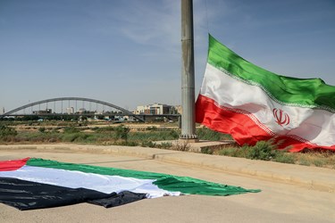 در این مراسم پرچم فلسطین در کنار پرچم جمهوری اسلامی ایران به اهتزاز در آمد