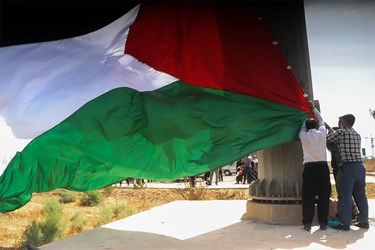 اهتزاز پرچم فلسطین در حمایت از مردم مظلوم فلسطین