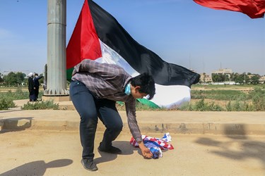 مراسم نمادین اهتزار پرچم فلسطین و به آتش کشیدن پرچم رژیم صهیونیستی و آمریکا