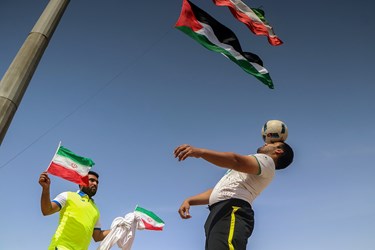 در حاشیه این آیین عبدالجمال مقدم قهرمان خوزستانی، با حرکت‌ نمایشی باتوپ ، حمایت خود را از مردم فلسطین اعلام کرد