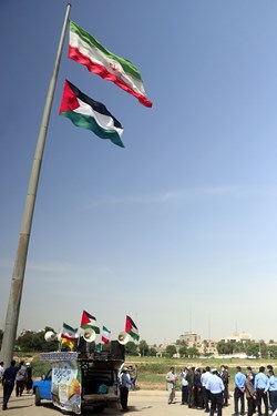 پرچم فلسطین همزمان با سایر نقاط کشور و کشورهای اسلامی روز جمعه به مناسبت فرا رسیدن روز جهانی قدس در حمایت از ملت مظلوم فلسطین در اهواز به اهتزاز درآمد