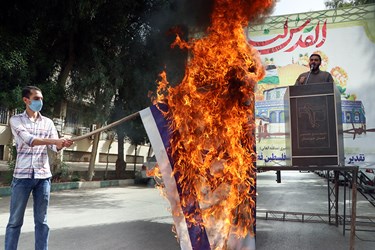 در این راستا تعدادی از دانشجویان با همراه داشتن دست نوشته هایی در محکومیت رژیم صهیونیستی، پرچم اسرائیل را به آتش کشیدند.