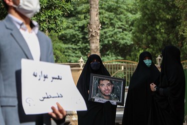 حضور مادر شهید مدافع حرم، رضا عادلی در تجمع دانشجویان انقلابی خوزستان در حمایت از مردم فلسطین