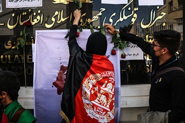 جمعی ازمهاجرین افغانستانی با تجمع در مقابل کنسولگری جمهوری اسلامی افغانستان در مشهد حمله تروریستی کابل را محکوم کردند.