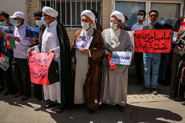 جمعی از مهاجرین افغانستانی با تجمع در مقابل کنسولگری جمهوری اسلامی افغانستان در مشهد حمله تروریستی کابل را محکوم کردند.