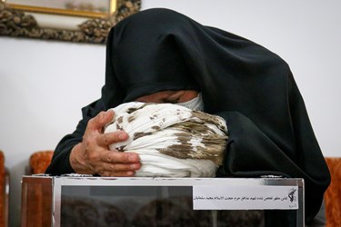 گریه مادر شهید مدافع حرم  حجت‌الاسلام‌والمسلمین «مجید سلمانیان»با دیدن لباس‌های شهید