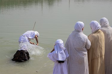 یکی از بارزترین و مهمترین آیین دین صابئین مندایی، غسل تعمید است و به وسیله این غسل است که یک مندایی جزء منداییان به حساب می آید.
