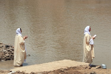 منداییان در حال خواندن دعا در کنار رودخانه