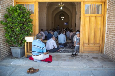 مردم نیز با کودکان خود در نماز حاضر شدند