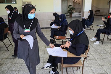 توزیع اوراق امتحانی میان دانش‌آموزان