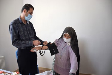 حضور تیم پزشکی در بهداری روستای بهادرستان واهدای دارو به صورت رایگان