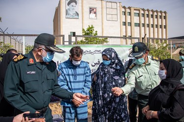 دستگیری مردی که به‌ اتفاق همسرش با سلاح سرد اقدام به زورگیری از بانوان و سرقت طلا و جواهرات می‌کردند / مجتمع انتظامی شهید فعال شیراز