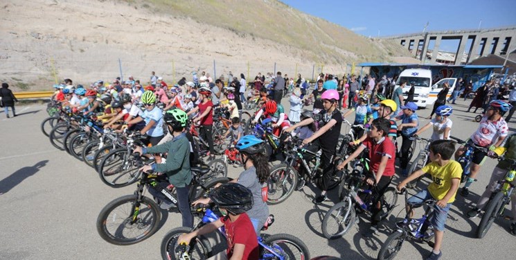 مسابقه دوچرخه‌سواری نونهالان در تبریز