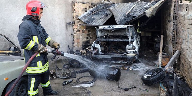 ۴ مجروح بر اثر آتش‌سوزی مهیب تعمیرگاه خودرو های سواری در منطقه پنجتن مشهد