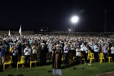 قبل از ورود آیت الله رئیسی به استادیوم تختی اهواز ، نماز جماعت برگزار شد