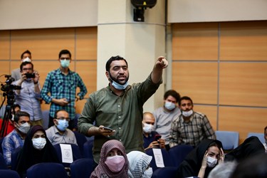 اعتراض یکی از دانشجویان هنگام خروج عبدالناصر همتی نامزدسیزدهمین انتخابات ریاست جمهوری به دلیل پاسخ ندادن به سوالات برخی از دانشجویان