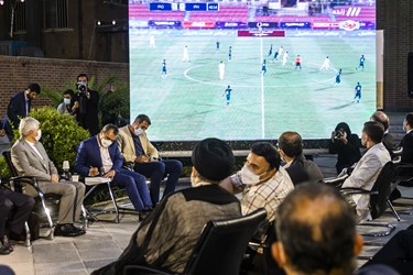 تماشای دیدار فوتبال ایران و عراق در دیدارآیت‌الله سید ابراهیم رئیسی با ورزشکاران