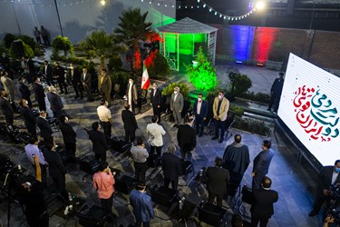 ادای احترام به سورد ملی ایران پیش از آغاز مراسم دیدار آیت‌الله سید ابراهیم رئیسی با ورزشکاران