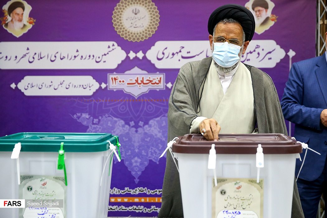 محمود علوی  وزیراصلاعات با حضور در ستاد انتخابات کشور رای خود را به صندوق انداخت.