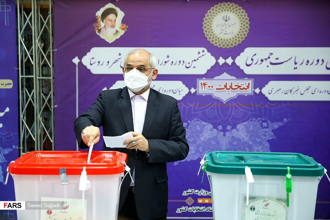 محسن حاجی میرزایی وزیر آموزش و پرورش با حضور در ستاد انتخابات کشور رای خود را به صندوق انداخت.