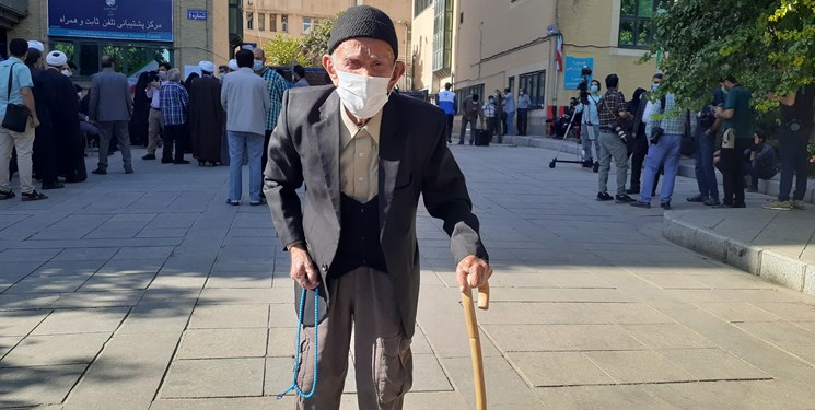 همدانی‌ها در جشن ملی انقلاب/ از شرکت پیرمرد ۹۵ ساله تا حضور خانوادگی