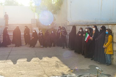 حضور پرشور مردم در ساعات اولیه انتخابات ۱۴۰۰ - شعبه دبیرستان حضرت معصومه زنجان