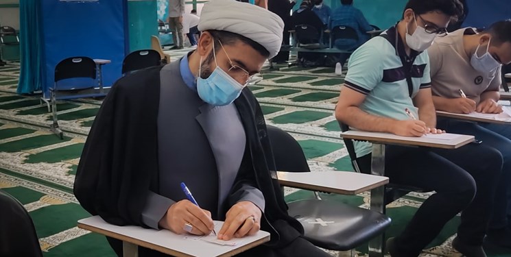 حجت الاسلام رستمی رای خود را به صندوق دانشگاه شریف انداخت