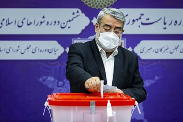 اخذ رای عبدالرضا رحمانی فضلی وزیر کشور پس از بازدید از ستاد انتخابات در آخرین ساعات انتخابات  1400 - حوالی ساعت 23