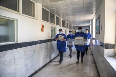 صندوق های رای سیار در راه انتقال به بخش های مخنلف بیمارستان